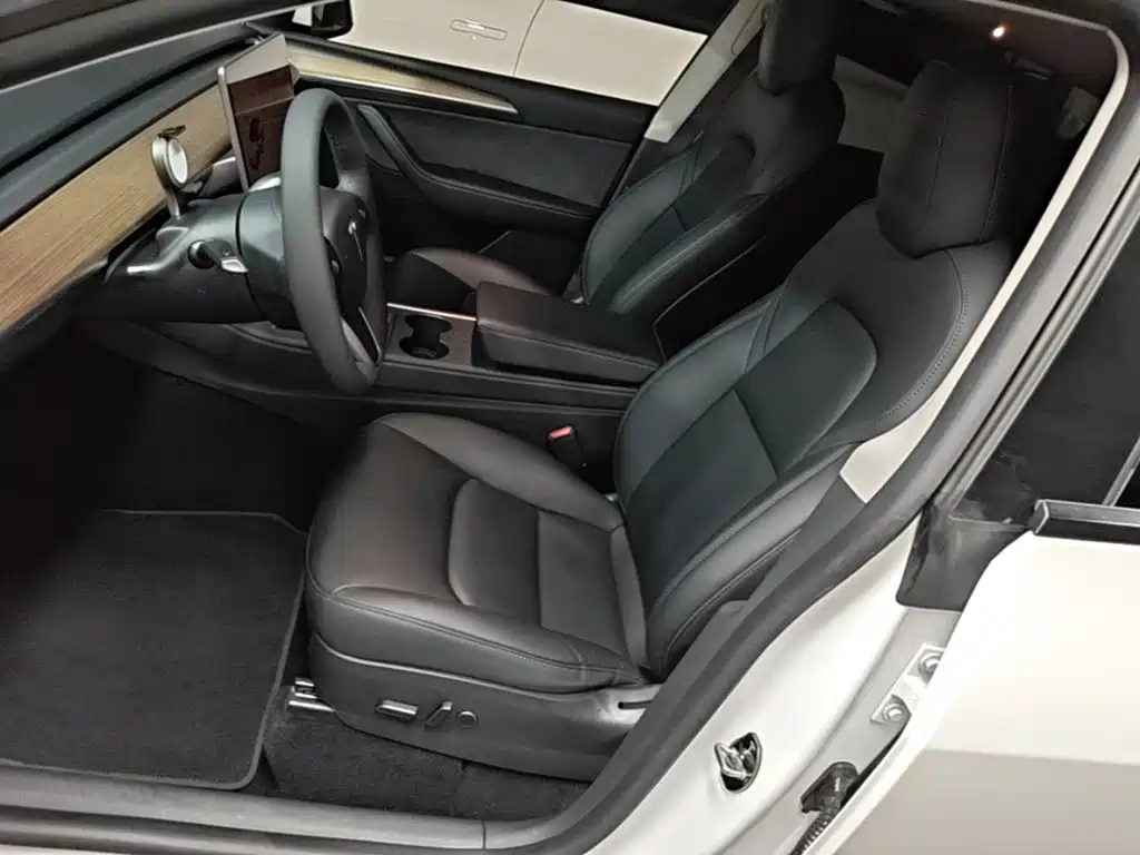 Tesla Model Y — фото 15