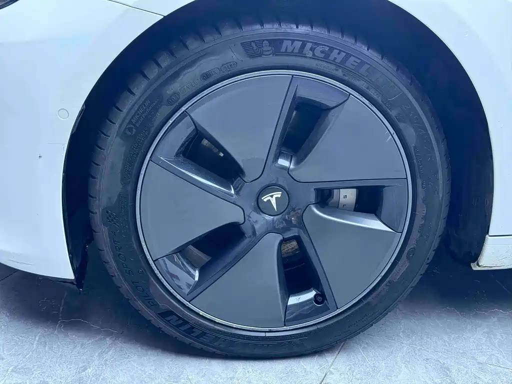 Tesla Model 3 — фото 4