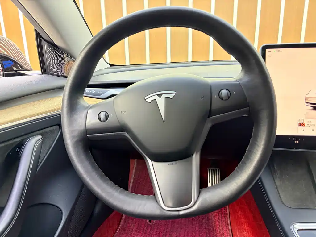 Tesla Model 3 — фото 7