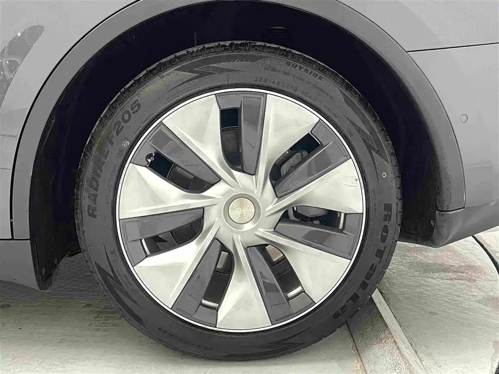 Tesla Model Y — фото 14