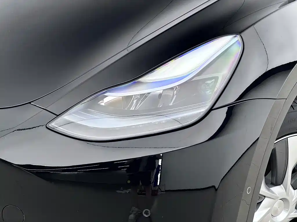 Tesla Model Y — фото 15