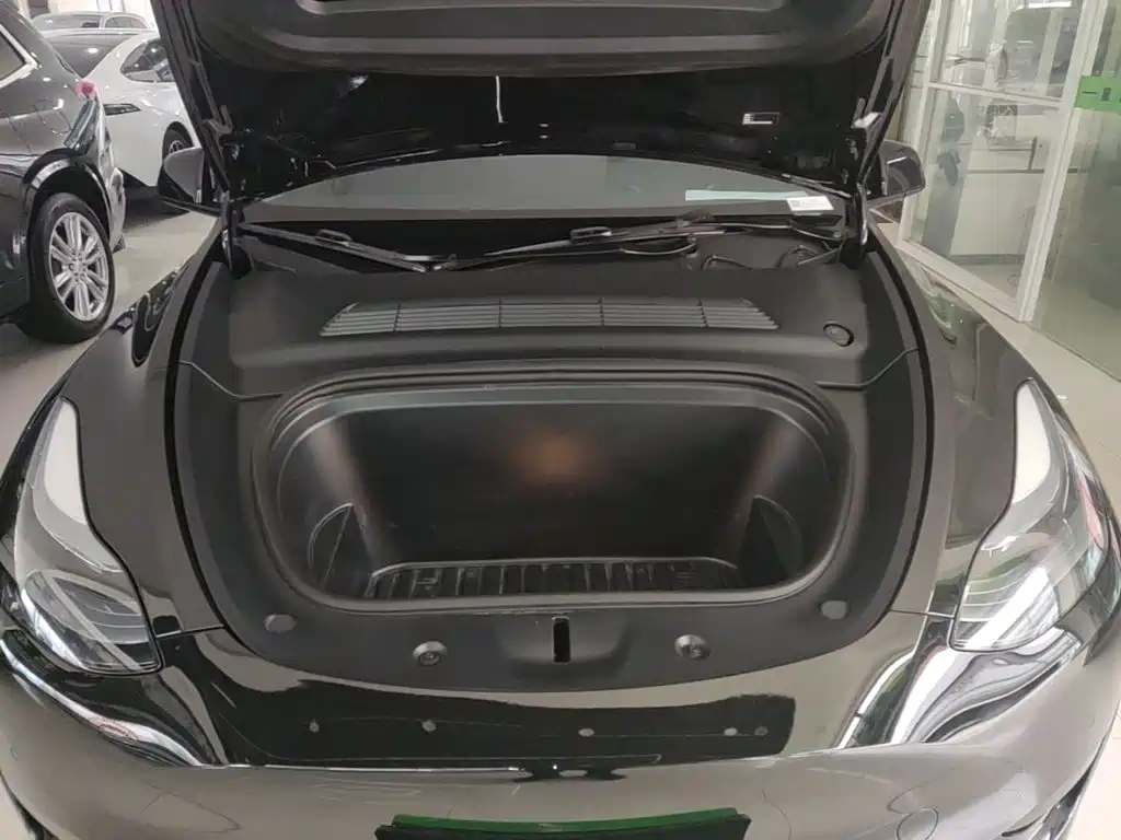 Tesla Model Y — фото 16