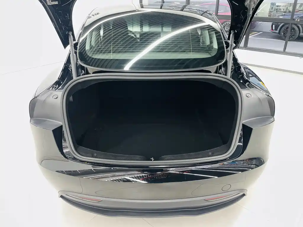 Tesla Model 3 — фото 16