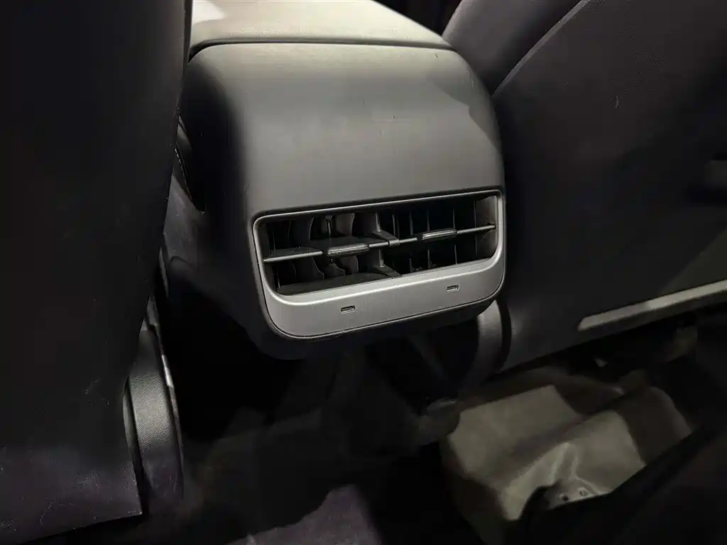Tesla Model Y — фото 17