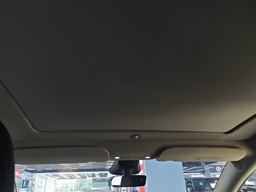 Tesla Model Y — фото 18
