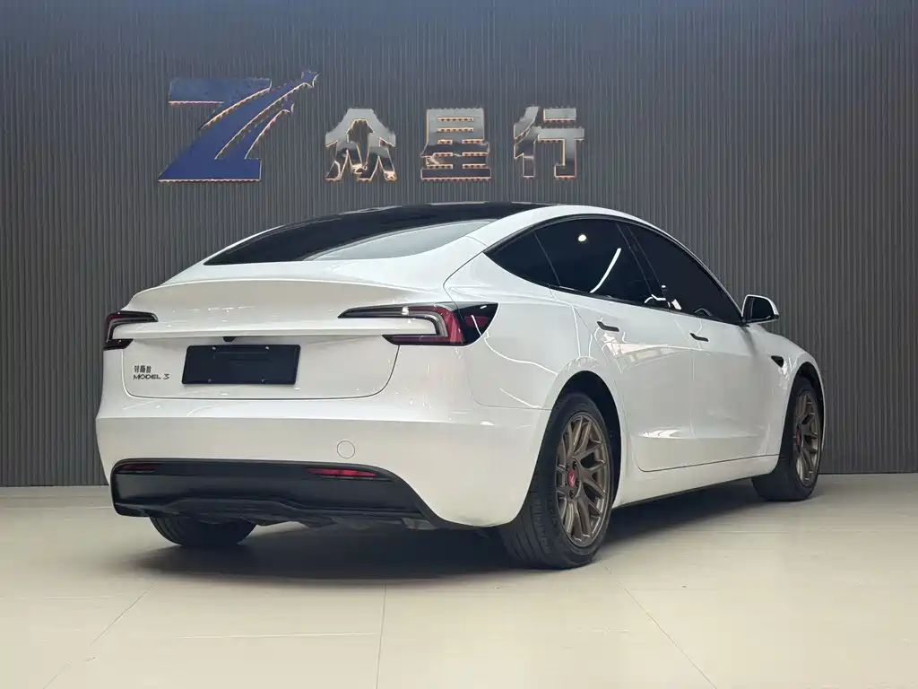 Tesla Model 3 — фото 9