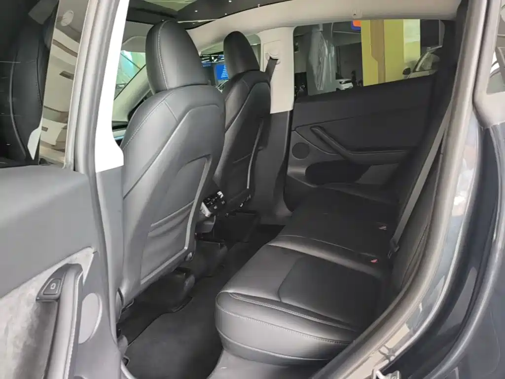 Tesla Model Y — фото 17