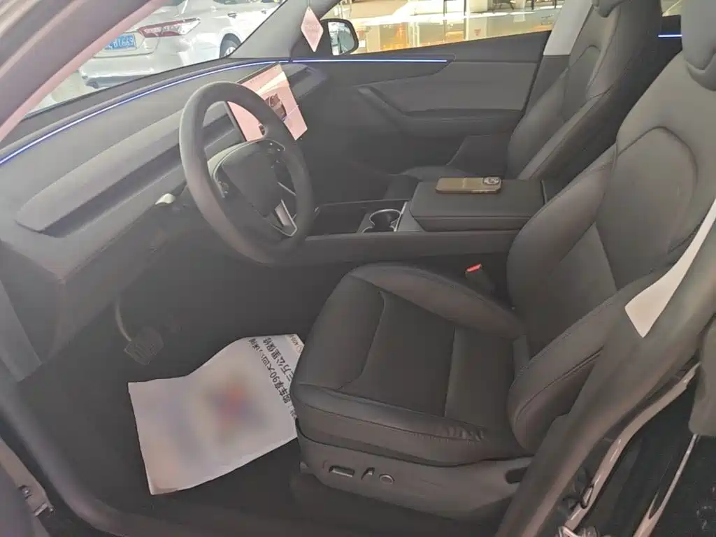 Tesla Model Y — фото 15