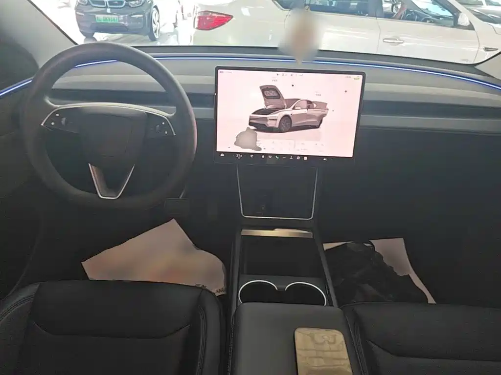 Tesla Model Y — фото 10