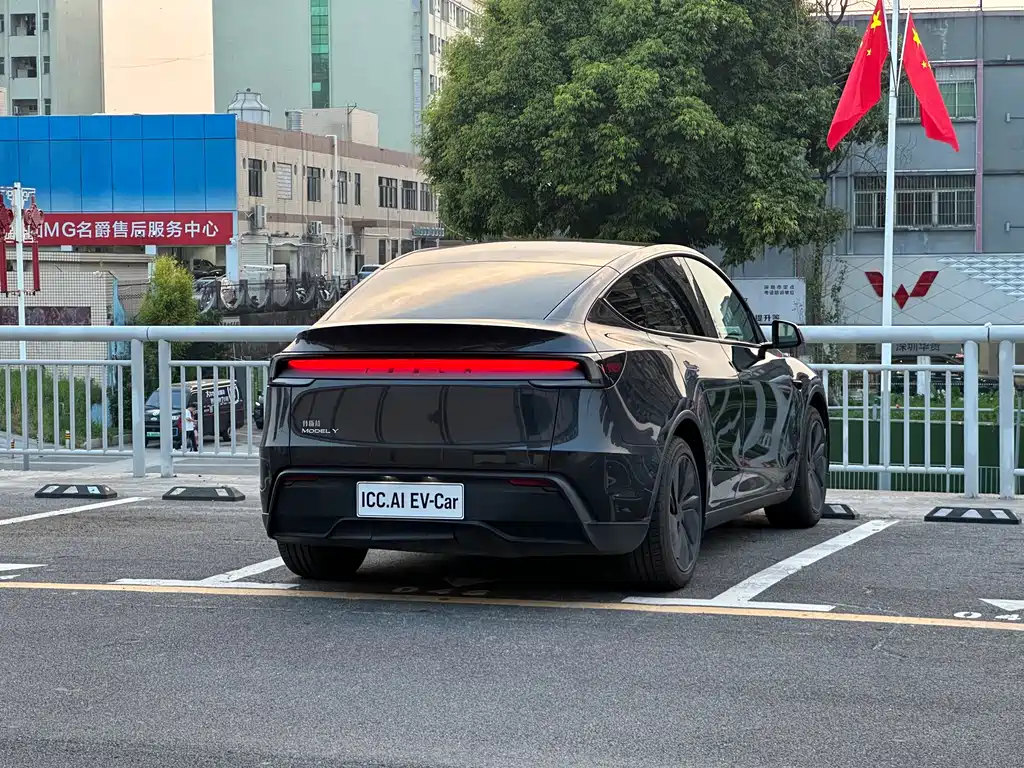 Tesla Model Y — фото 13