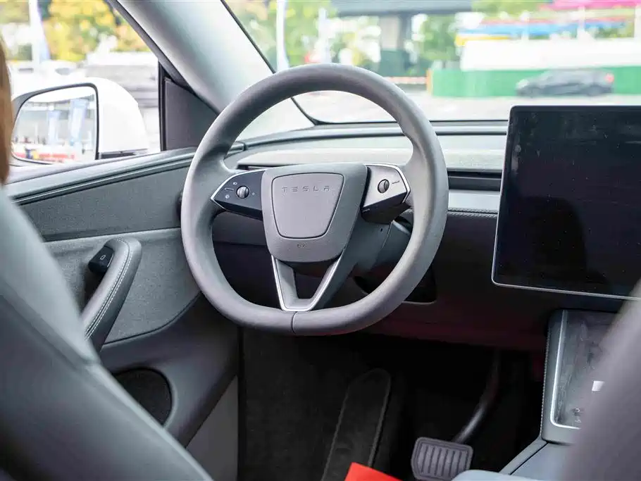 Tesla Model Y — фото 17