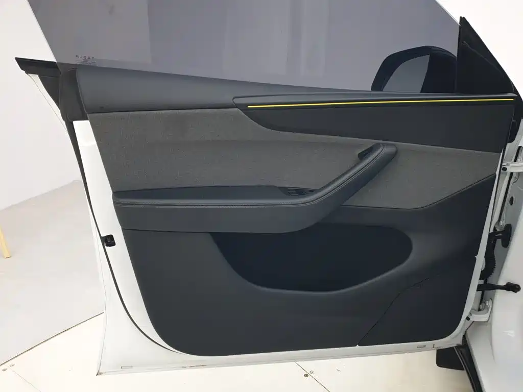Tesla Model Y — фото 14