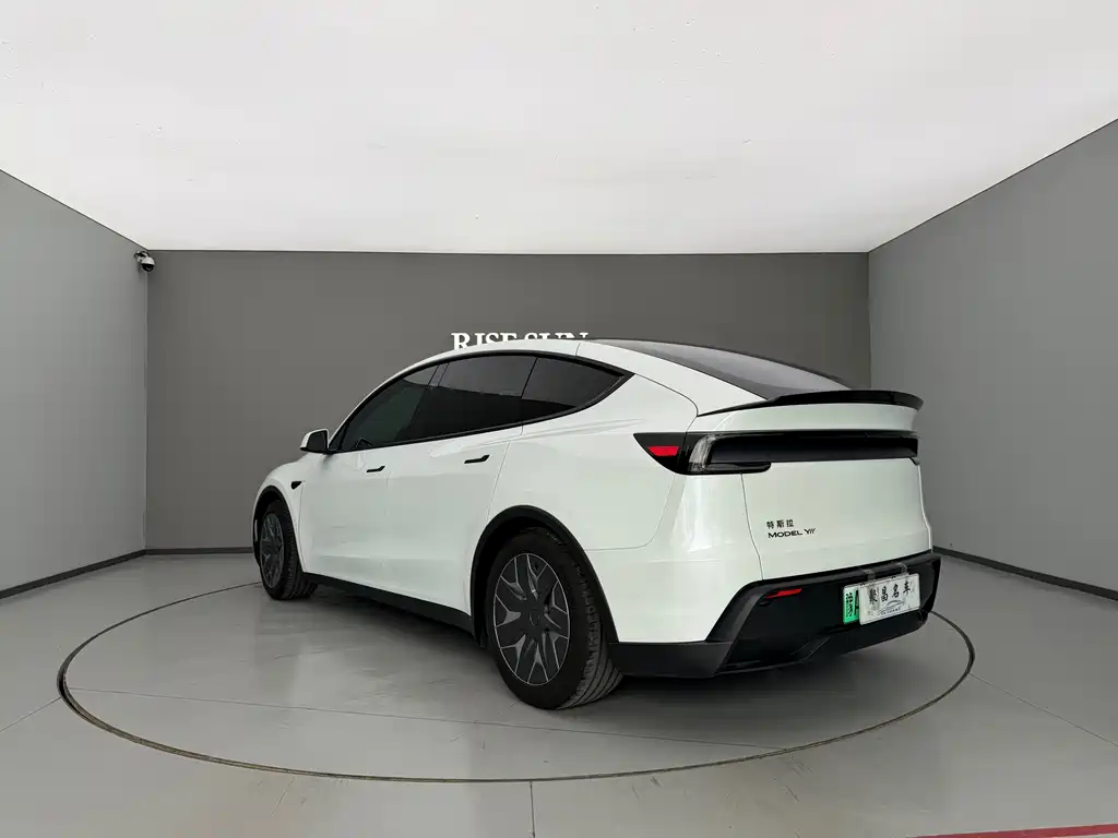 Tesla Model Y L — фото 7