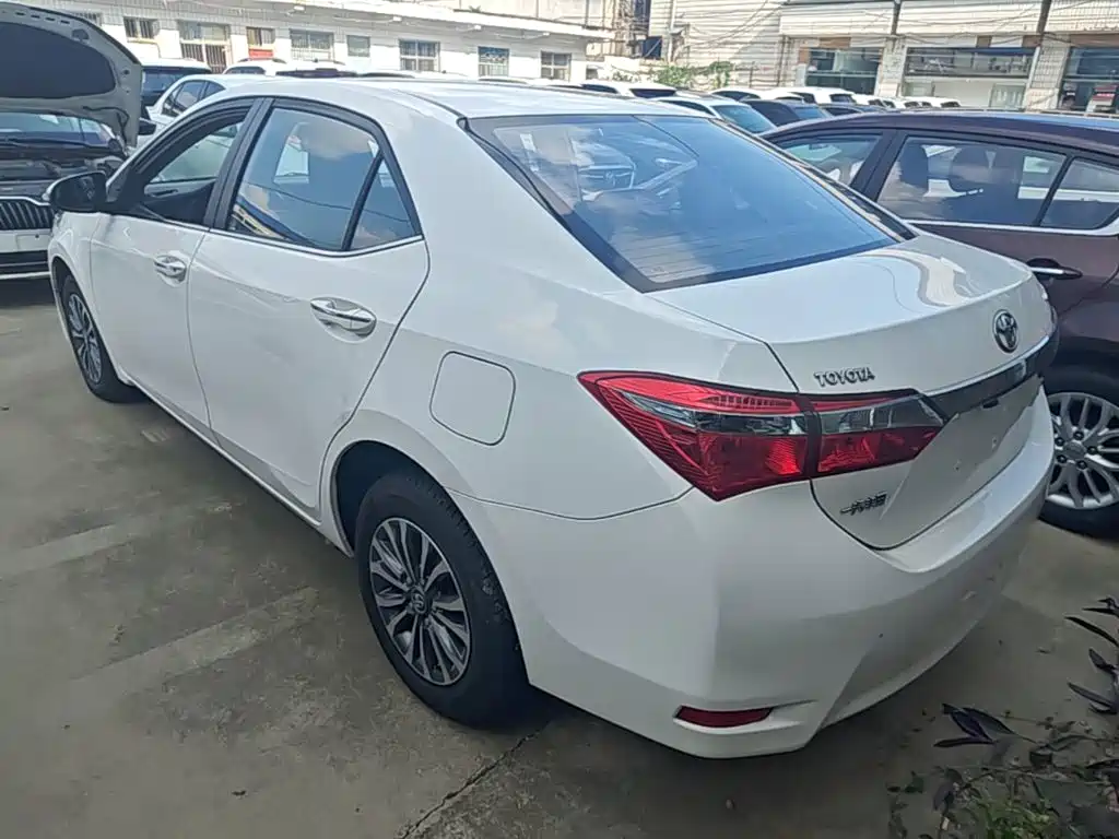 Toyota Corolla — фото 5
