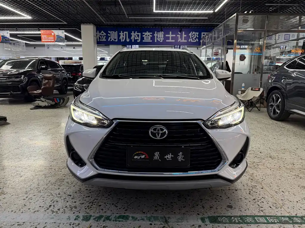 Toyota Yaris L — фото 2