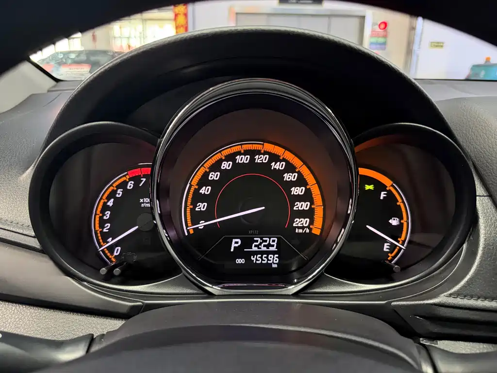 Toyota Yaris L — фото 10