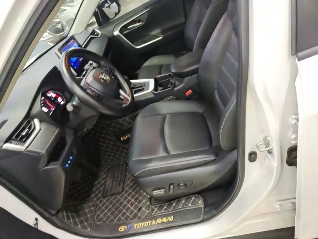 Toyota RAV4 — фото 15