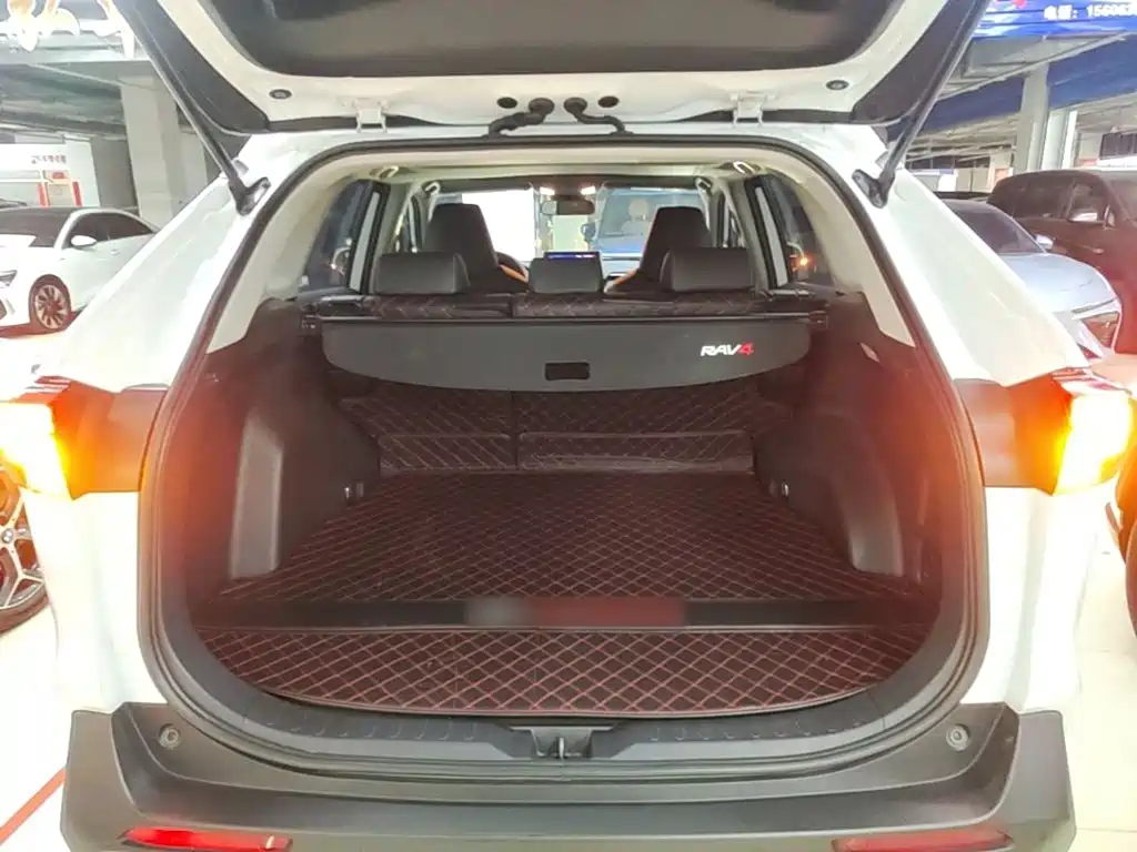 Toyota RAV4 — фото 19