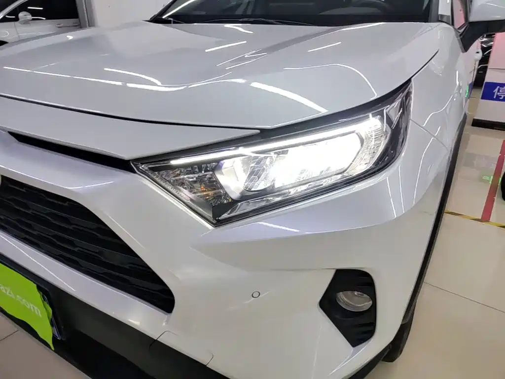 Toyota RAV4 — фото 24