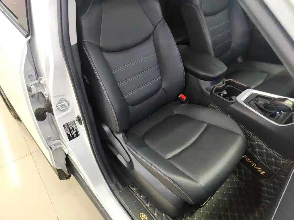 Toyota RAV4 — фото 25