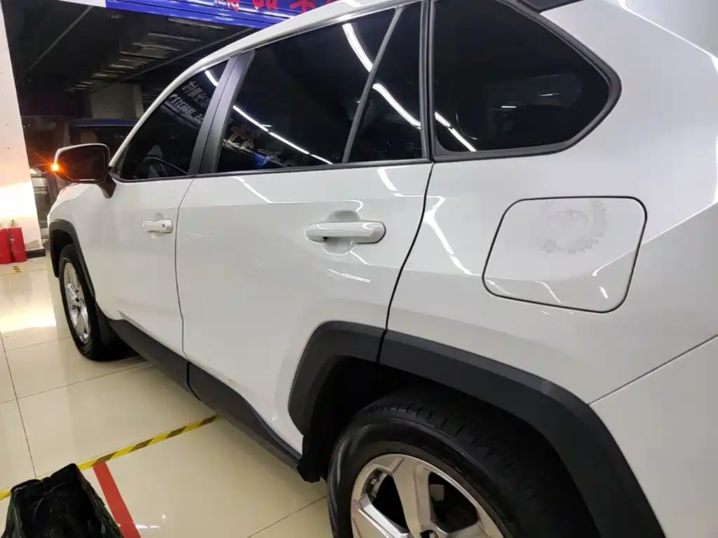 Toyota RAV4 — фото 5