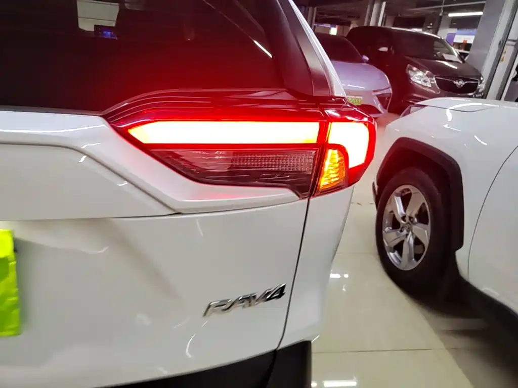 Toyota RAV4 — фото 8