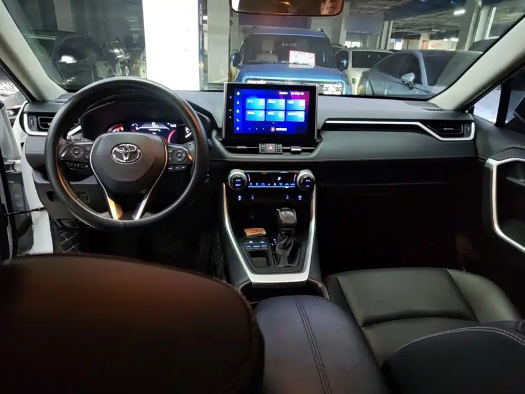 Toyota RAV4 — фото 10