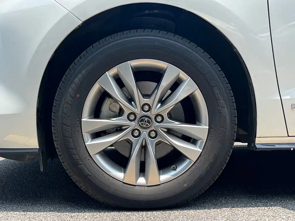 Toyota Sienna — фото 18