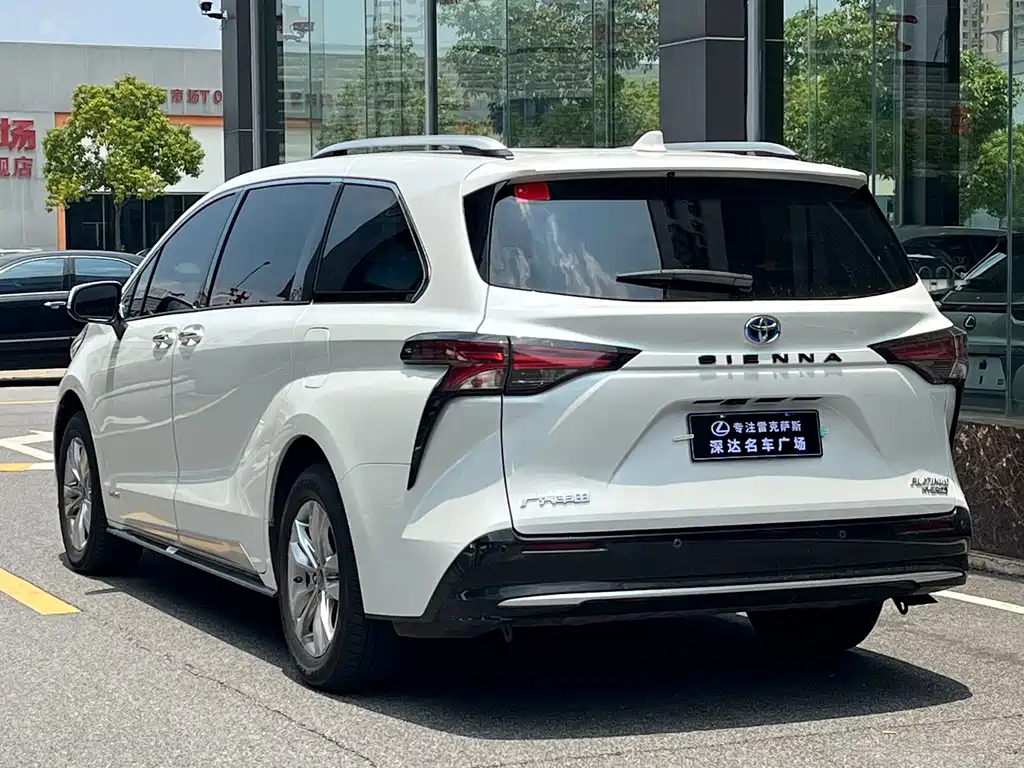 Toyota Sienna — фото 3