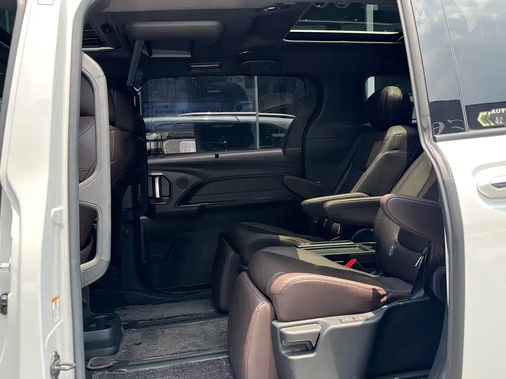 Toyota Sienna — фото 6