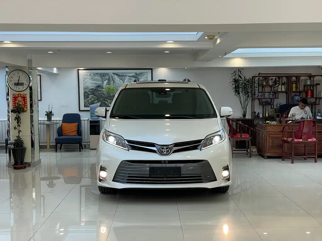 Toyota Sienna — фото 2