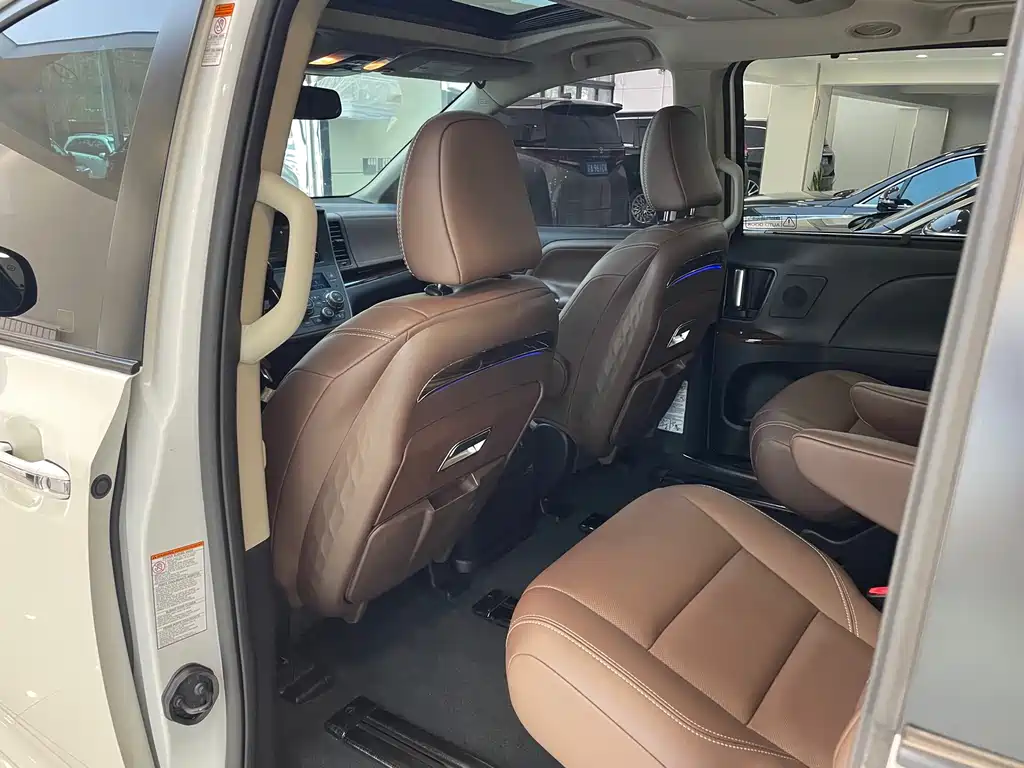 Toyota Sienna — фото 15