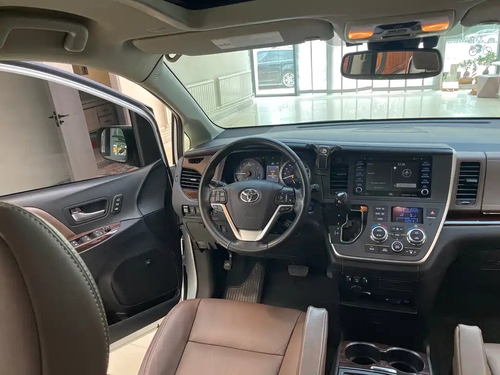 Toyota Sienna — фото 20