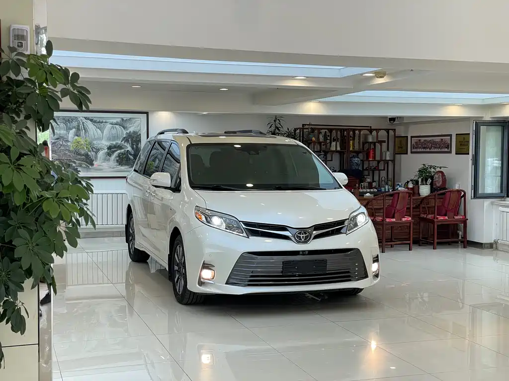 Toyota Sienna — фото 3