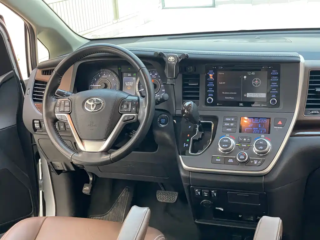 Toyota Sienna — фото 23
