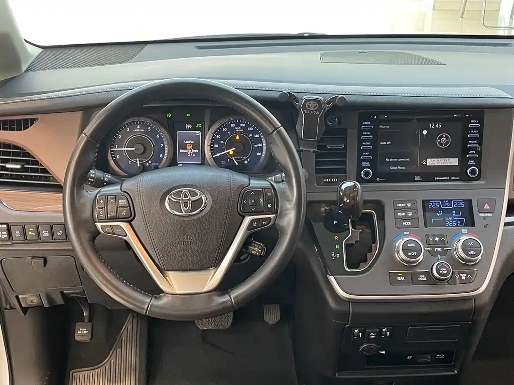 Toyota Sienna — фото 24