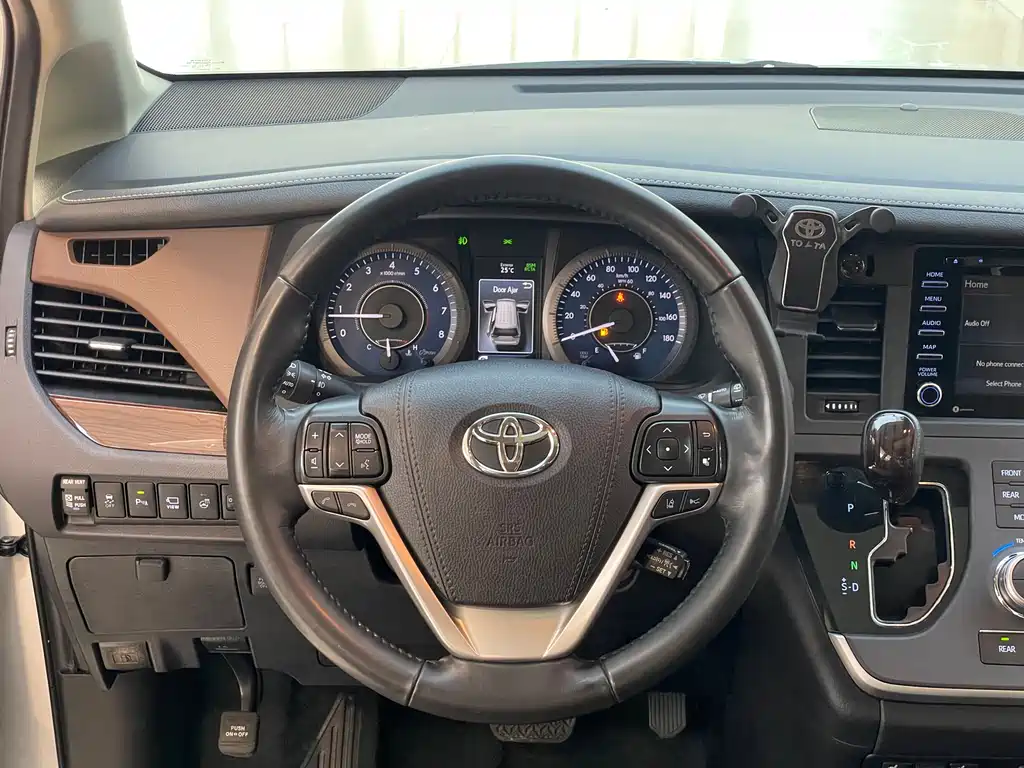 Toyota Sienna — фото 25