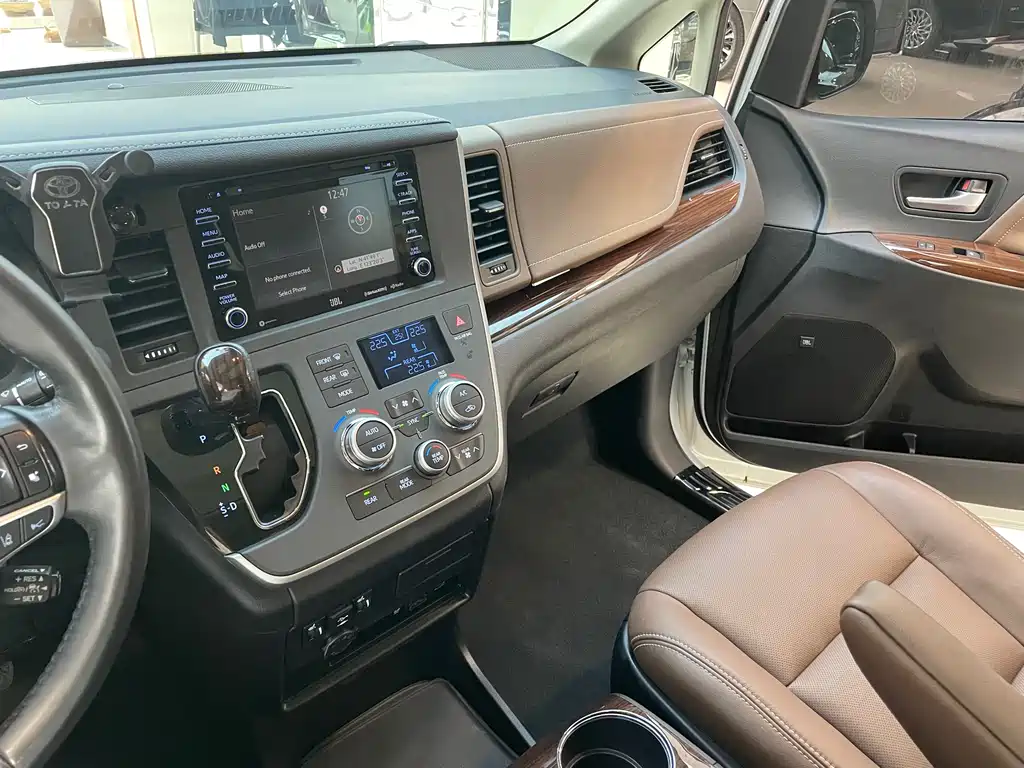 Toyota Sienna — фото 29
