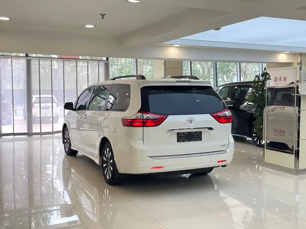 Toyota Sienna — фото 4