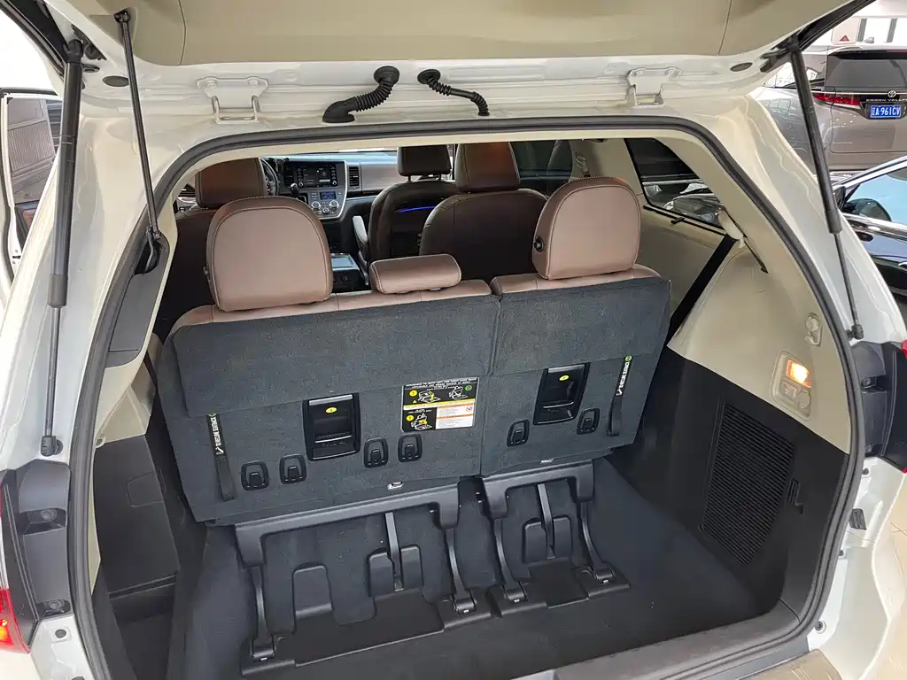 Toyota Sienna — фото 33