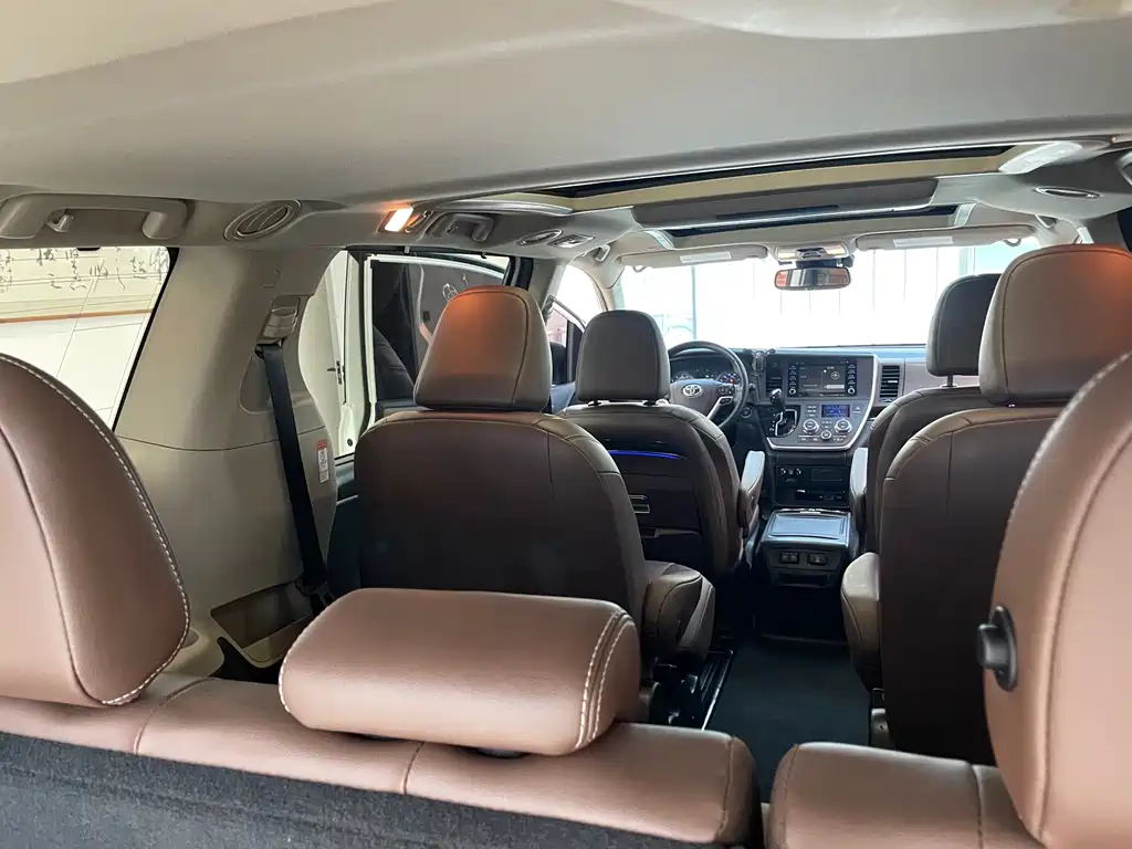 Toyota Sienna — фото 34