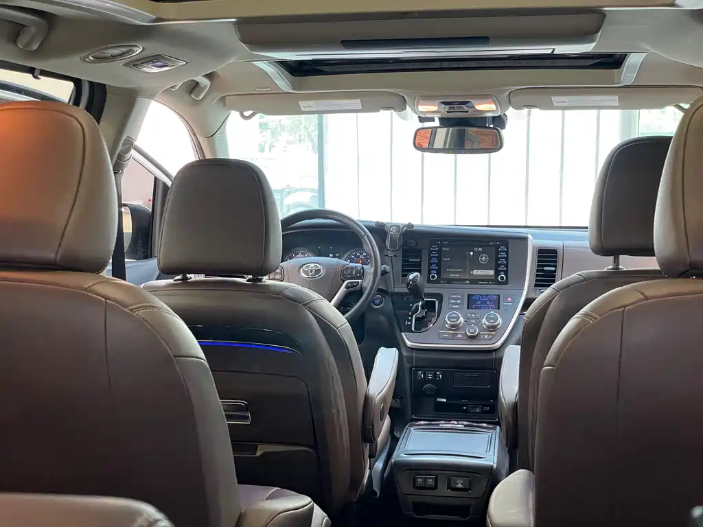 Toyota Sienna — фото 35