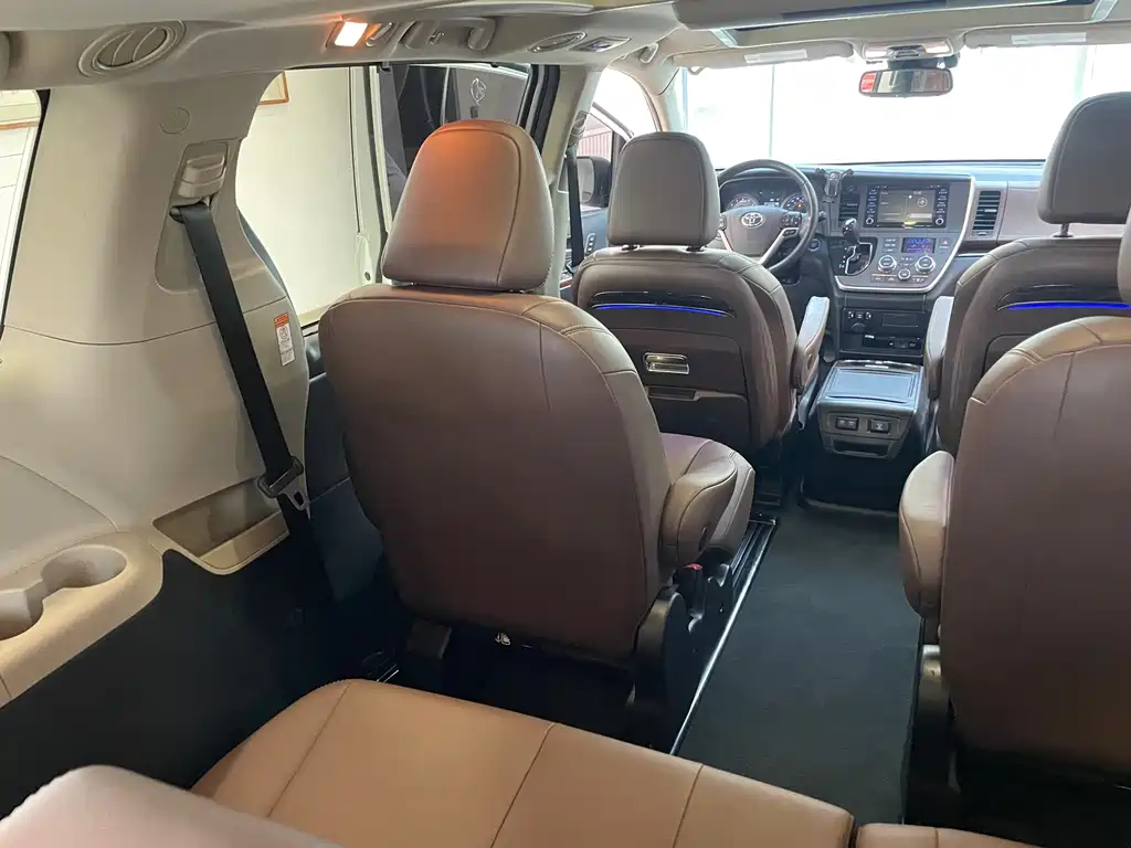 Toyota Sienna — фото 36