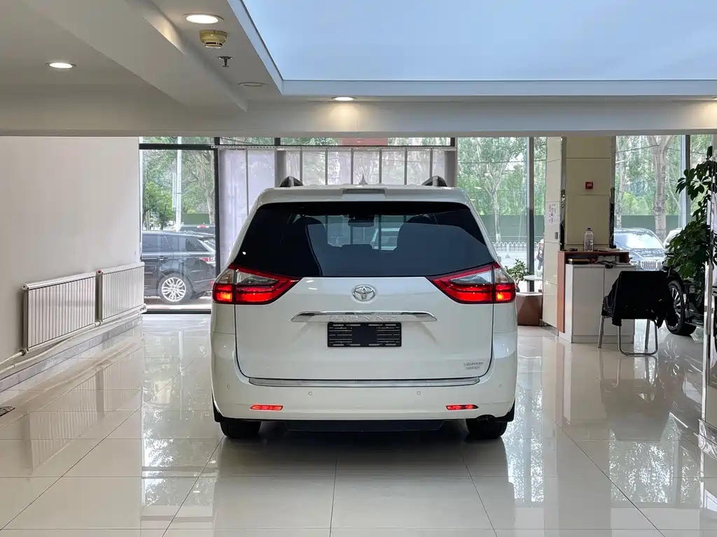 Toyota Sienna — фото 5