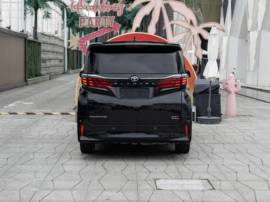 Toyota Alphard — фото 5