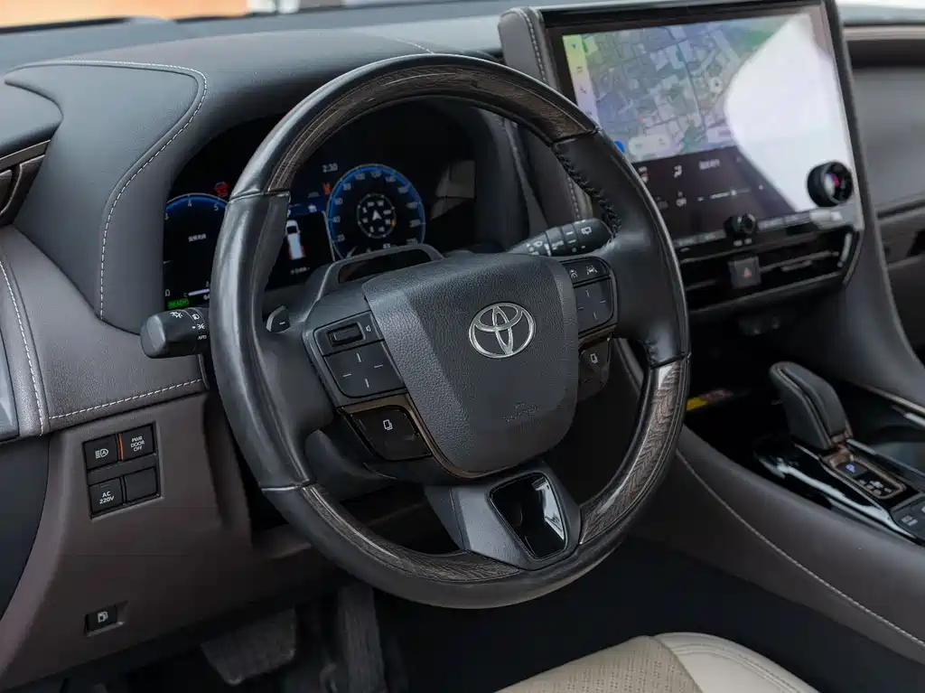 Toyota Alphard — фото 9
