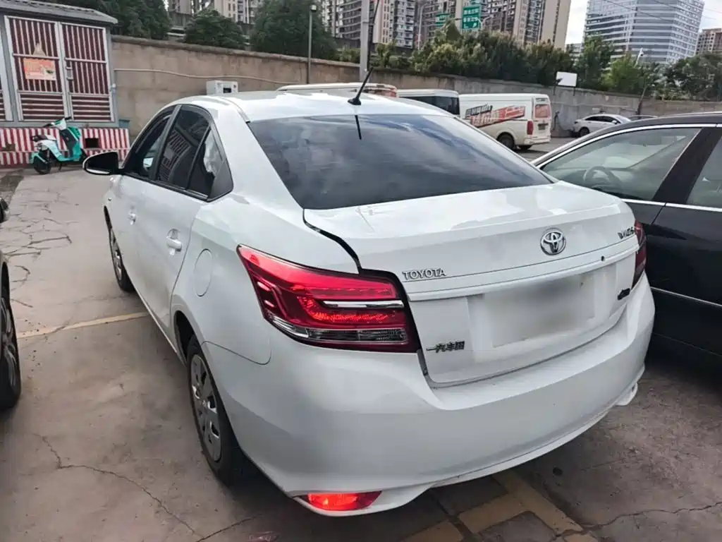 Toyota Vios — фото 5