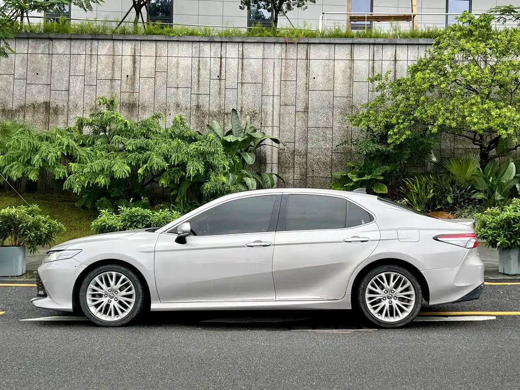 Toyota Camry — фото 3