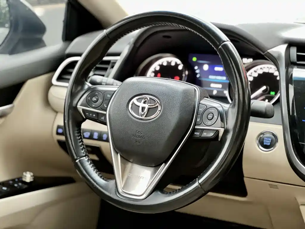 Toyota Camry — фото 6