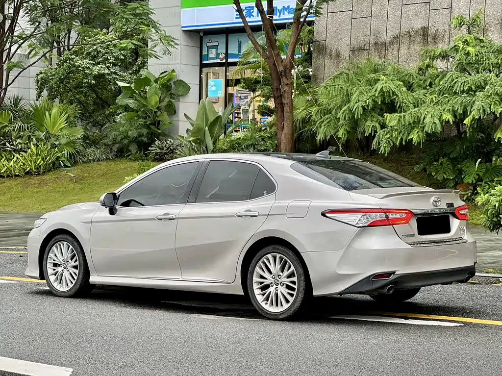 Toyota Camry — фото 8